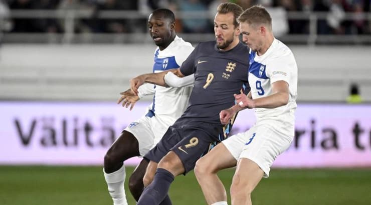 הארי קיין בין שחקני פינלנד (רויטרס) הארי קיין בין שחקני פינלנד