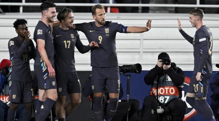 שחקני נבחרת אנגליה חוגגים את השער של ג'ק גריליש (רויטרס) שחקני נבחרת אנגליה חוגגים את השער של ג'ק גריליש