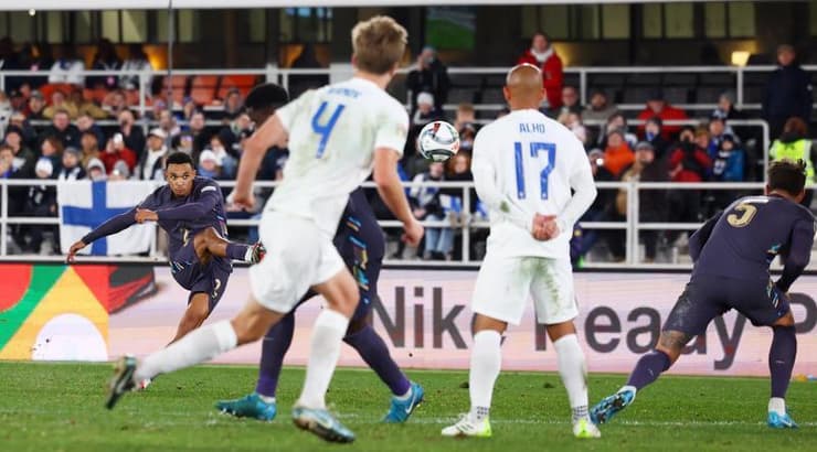 טרנט אלכסנדר ארנולד כובש בבעיטה חופשית אדירה (רויטרס) טרנט אלכסנדר ארנולד כובש בבעיטה חופשית אדירה