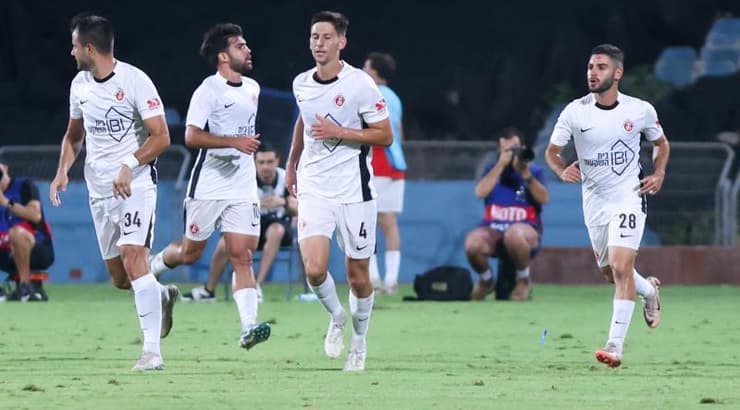 שחקני הפועל תל אביב חוגגים (שחר גרוס) שחקני הפועל תל אביב חוגגים