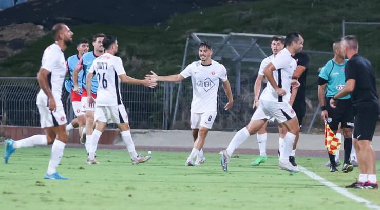 שחקני הפועל תל אביב רצים לקהל (שחר גרוס) שחקני הפועל תל אביב רצים לקהל