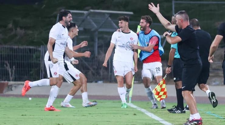 שחקני הפועל ת"א חוגגים את המהפך (שחר גרוס) שחקני הפועל ת"א חוגגים את המהפך