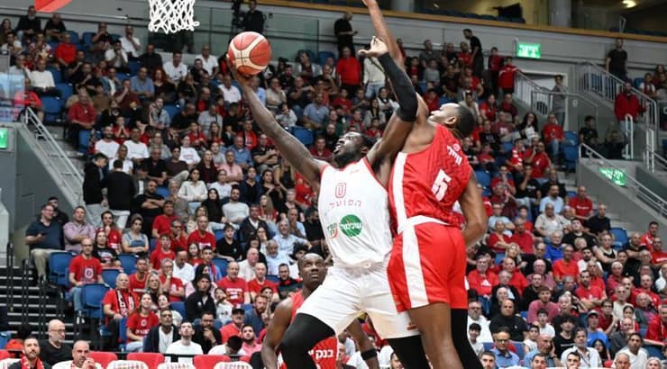 ג'ונתן מוטלי מול אוסטין ווילי