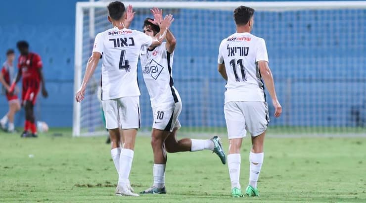 אדוארדו סמפאיו, גוני נאור וסתיו טוריאל חוגגים (שחר גרוס) אדוארדו סמפאיו, גוני נאור וסתיו טוריאל חוגגים