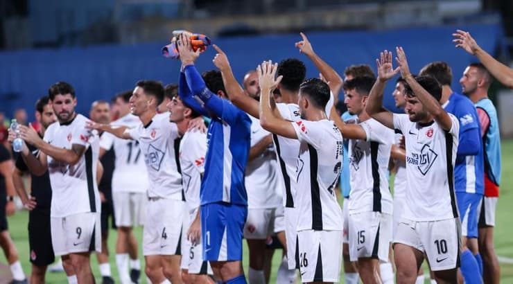 שחקני הפועל תל אביב מודים לקהל (שחר גרוס) שחקני הפועל תל אביב מודים לקהל