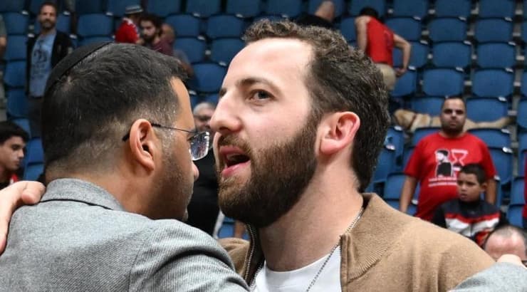 עופר ינאי ומתן אדלסון מתחבקים