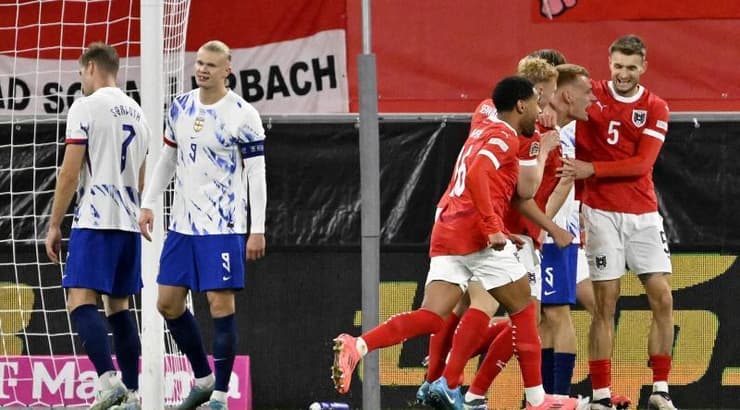 שחקני אוסטריה חוגגים, ארלינג הולאנד מאוכזב (רויטרס) שחקני אוסטריה חוגגים, ארלינג הולאנד מאוכזב