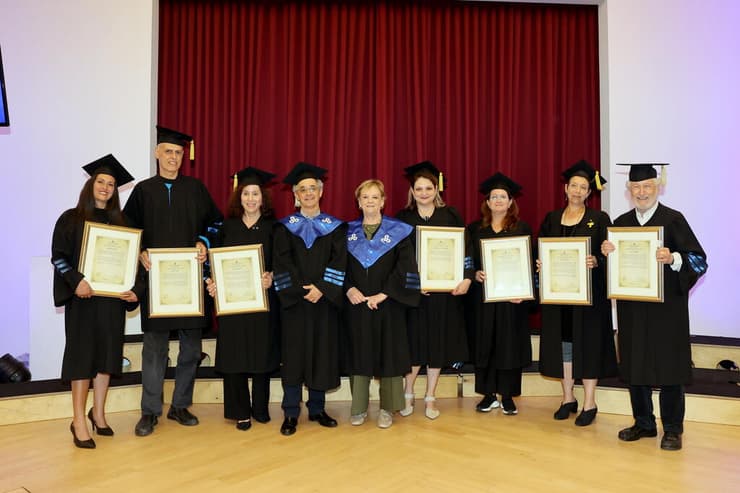 קבלת תואר ד"ר לשם כבוד מהאוניברסיטה הפתוחה. מימין: פרופ' אבנר איתי, ד"ר מורית בארי, דנה עזריאלי, ד"ר אסתי רידר אינדורסקי, נשיאת העליון לשעבר דורית ביניש, פרופ' ליאו קורי, המהנדסת ענבל קרייס, ד"ר רמי סערי ועו"ד מרים כבהא