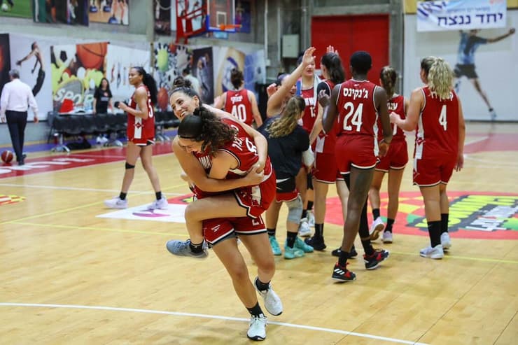 שחקניות רמה"ש חוגגות