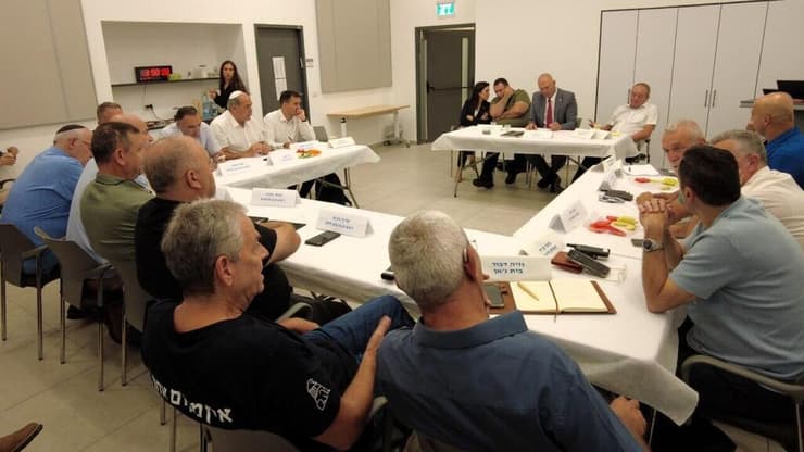 פגישת יוסי שלי עם ראשי הרשויות בקו העימות