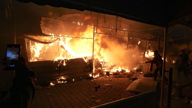 תקיפה שהוזכרה ע"י כל הדוברים. אוהל שעלה באש בדיר אל-בלח (צילום: AP Photo/Abdel Kareem Hana) דיא אל בלח