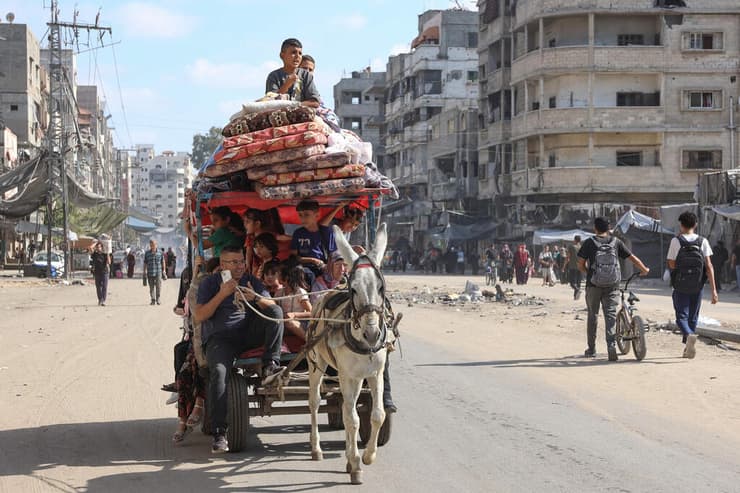 פליטים פלסטינים בצפון הרצועה. "כבר שבועיים לא נכנס מזון" (צילום: Omar AL-QATTAA / AFP) פליטים פלסטינים ב צפון הרצועה