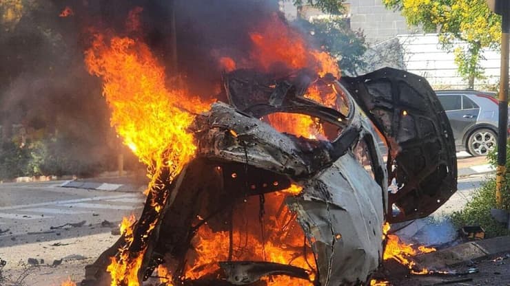 תיעוד מזירת פיצוץ כלי הרכב לאחר פגיעת הרקטה בכרמיאל