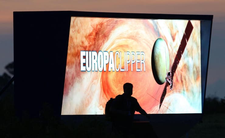 שלט לקראת השיגור של נאס"א