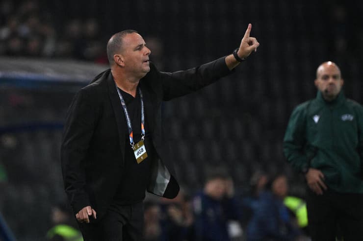 אי אפשר שלא להתגונן באופן מוחלט. בן שמעון (Tiziana FABI / AFP) מאמן נבחרת ישראל רן בן שמעון