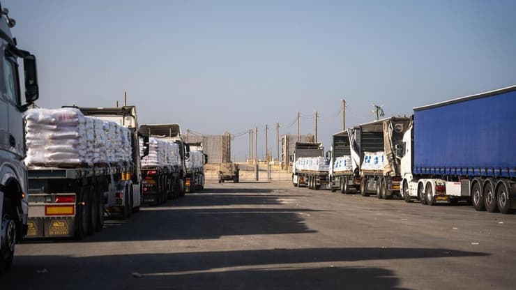 בעקבות הלחץ הבינלאומי: משאיות מוכנסות לצפון הרצועה (צילום: דובר צה"ל) תיעוד מהעברת הסיוע ההומניטרי לצפון הרצועה דרך מעבר 'ארז מערב