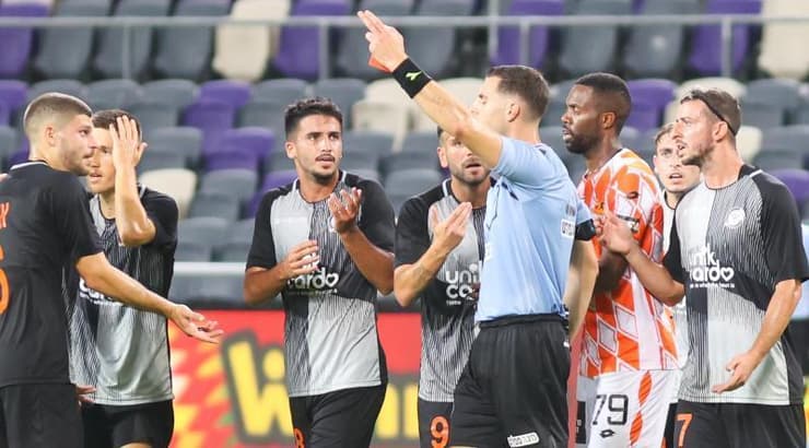 השופט מרחיק את משה סמל (שחר גרוס) השופט מרחיק את משה סמל