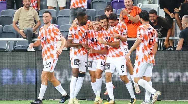 שחקני בני יהודה חוגגים (שחר גרוס) שחקני בני יהודה חוגגים