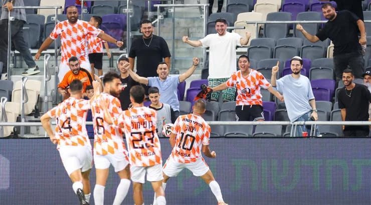 שחקני בני יהודה חוגגים (שחר גרוס) שחקני בני יהודה חוגגים