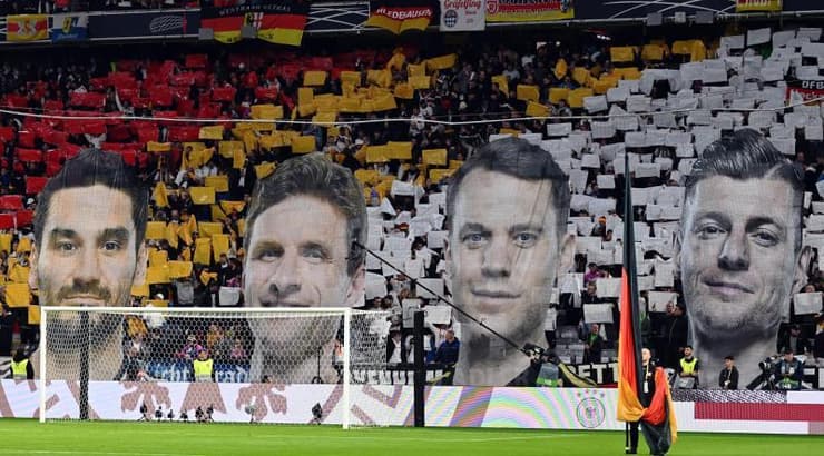 התפאורה של הקהל לשחקנים שפרשו