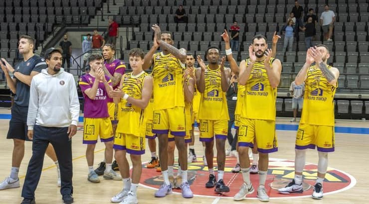 שחקני הפועל חולון חוגגים (רועי כפיר) שחקני הפועל חולון חוגגים