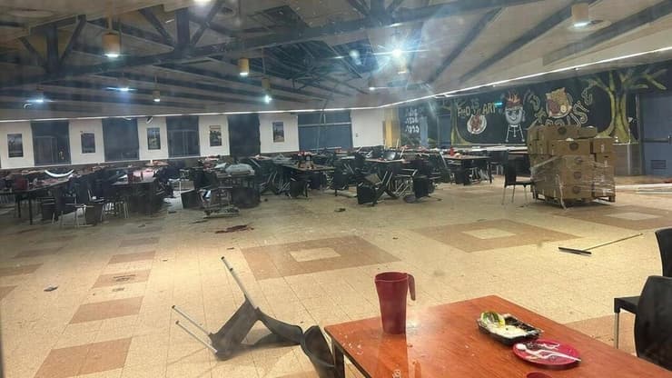 זירת פגיעת הכטב"ם בחדר האוכל בבא"ח גולני. "קרה כאן משהו לא תקין" זירת פגיעת הכטב"ם בחדר האוכל בבא"ח גולני