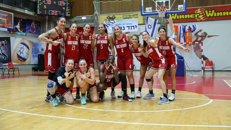 שחקניות רמה"ש חוגגות