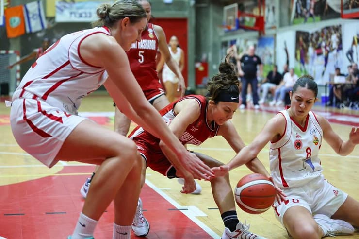 יצחקי מול יער של שחקניות ראשל"צ