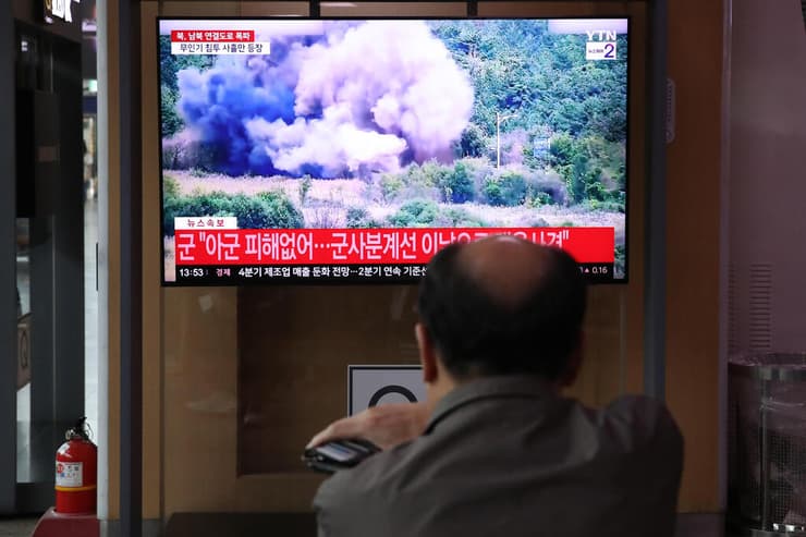 צופים בפיצוץ הכבישים, הבוקר בטלוויזיה בסיאול (צילום: Chung Sung-Jun/Getty Images) צפון קוריאה פיצוץ כבישים ל דרום קוריאה