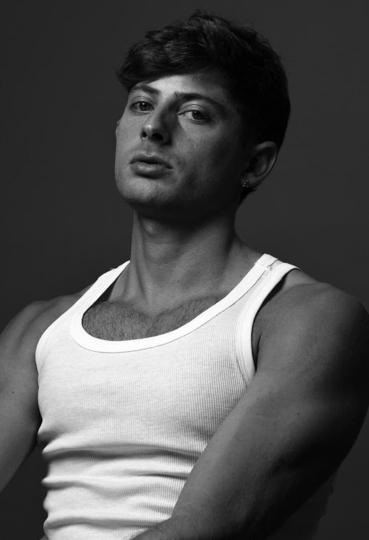 "אני כל כך שונה מהאנשים שאותם אני משחק". עמית רהב (צילום: אור דנון) עמית רהב