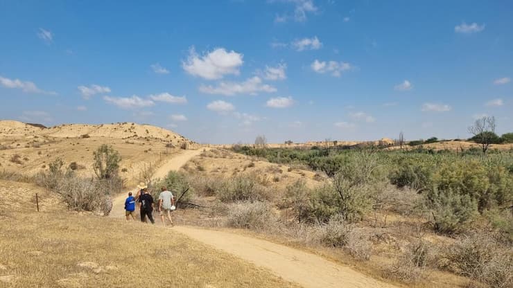 בדרך לספוט הסודי (צילום: אסף קמר) הבריכה הסודית בעוטף עזה