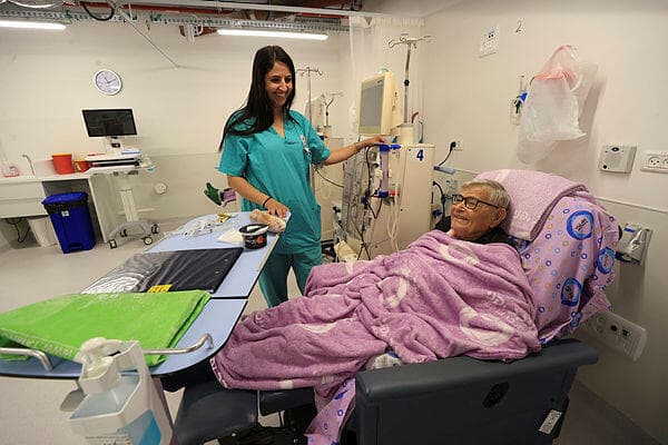  משה מלאכי, מטופל בדיאליזה בית החולים הלל יפה, ולצדו האחות סמאר ושאחי