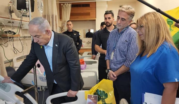 ביקור ראש הממשלה בנימין נתניהו אצל פצועי הכטב"ם. לראש הממשלה נלוו סגן מנהל בית החולים ד"ר בנימין עבו ושרה בדש, מפקחת בהנהלת סיעוד