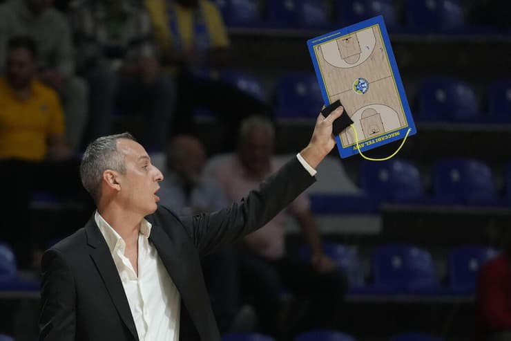 קבוצתו תצטרך להוציא מעצמה דברים שהיא לא ידעה שיש בה. קטש (צילום: AP Photo/Darko Vojinovic) קטש