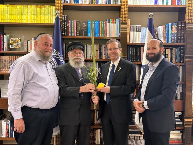 הנשיא הרצוג עם המשלחת מחב"ד