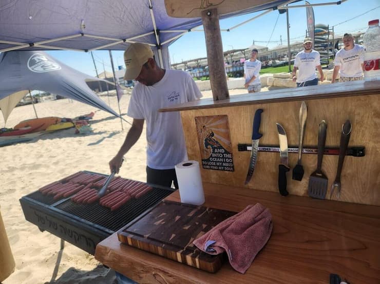 הכנת בשרים על "הריקשה של טל" באירוע לציון יום הולדתו ה-18