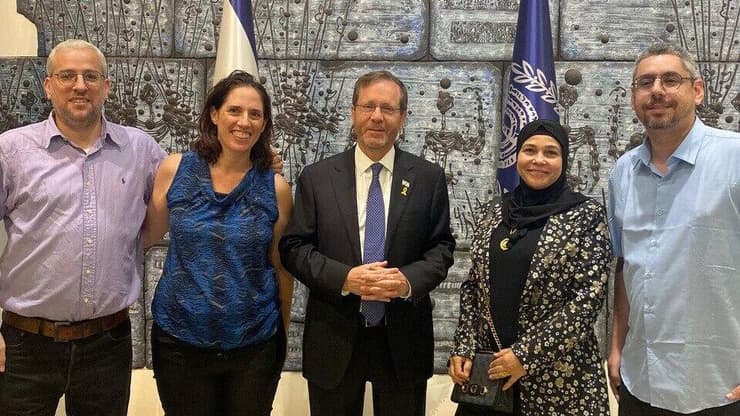 משתתפי הפרויקט אימאן אטרש ואסף גולדשטיין בבית הנשיא