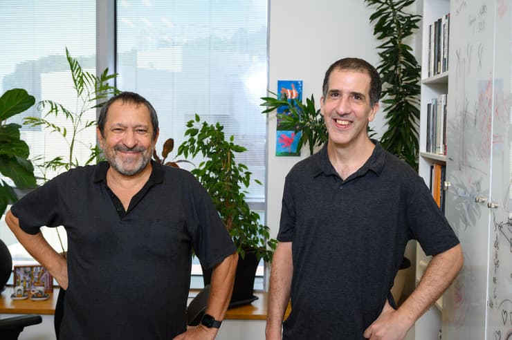מימין לשמאל: פרופ' שראל פליישמן ופרופ' אנטוני (טוני) פוטרמן שיצרו מתכון משופר לגן הדרוש (צילום: מכון ויצמן למדע) מימין לשמאל: פרופ' שראל פליישמן, פרופ' אנטוני (טוני) פוטרמן מכון ויצמן למדע