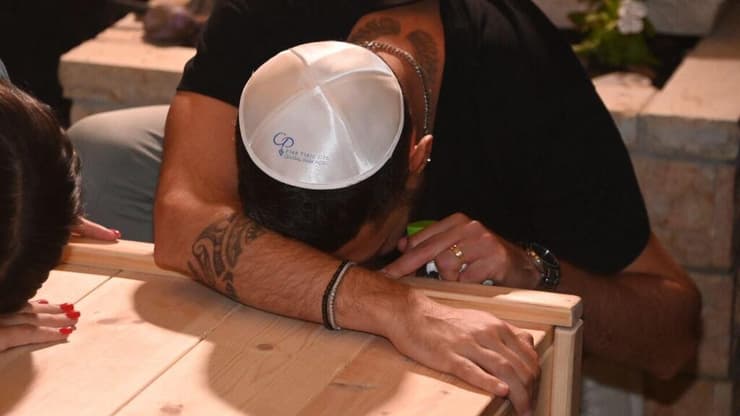 הלווייתו של רס"ב קדוש, הערב (צילום: יאיר שגיא) הלווייתו של רס"מ אדיר קדוש ז"ל שוטר אגף התנועה שנהרג בפיגוע הירי בכביש 4