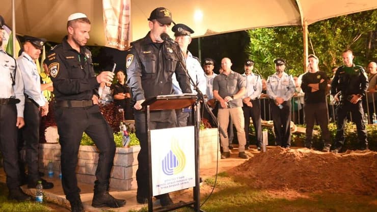 מפכ"ל המשטרה רב-ניצב דני לוי בהלווייתו של רס"מ אדיר קדוש ז"ל שנהרג בפיגוע הירי בכביש 4