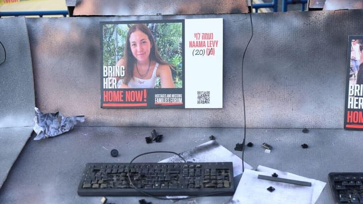 אירוע בכיכר החטופים של שחזור החמ״ל של התצפיתניות מנחל עוז