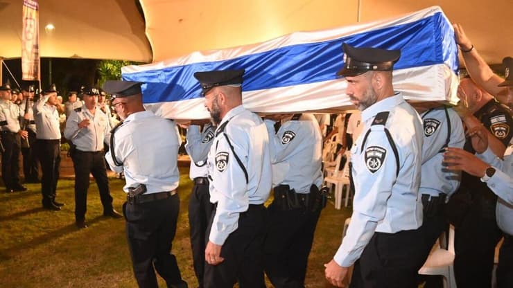 הלווייתו של רס"מ אדיר קדוש ז"ל שוטר אגף התנועה שנהרג בפיגוע הירי בכביש 4