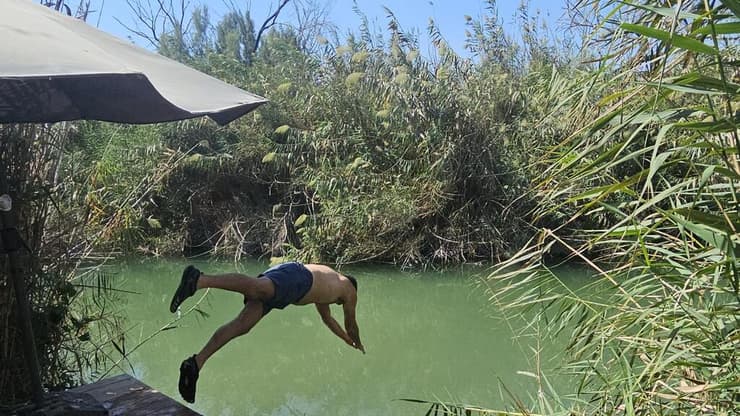 אמיר דרור, המתנדב הקבוע בסדרת הכתבות על מעיינות סודיים, בקפיצת ראש מרשימה (צילום: אסף קמר) הבריכה הסודית בעוטף עזה