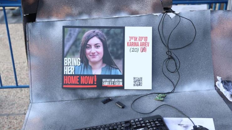 אירוע בכיכר החטופים של שחזור החמ״ל של התצפיתניות מנחל עוז