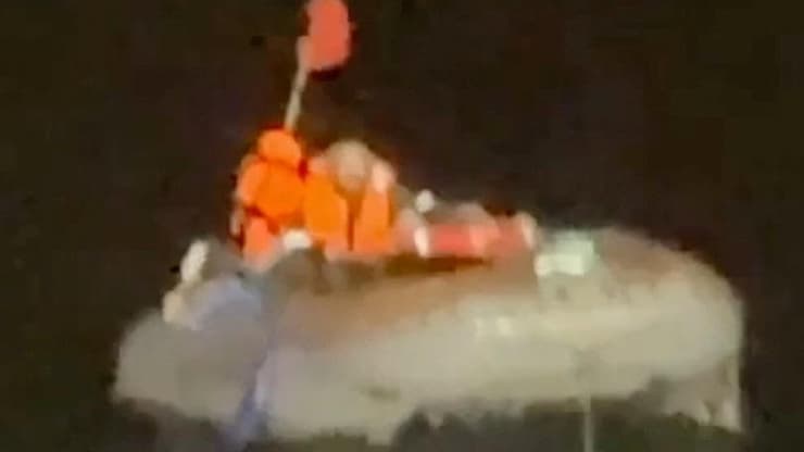 רוסיה חילוץ גבר שרד חודשיים ב סירה בלב ים