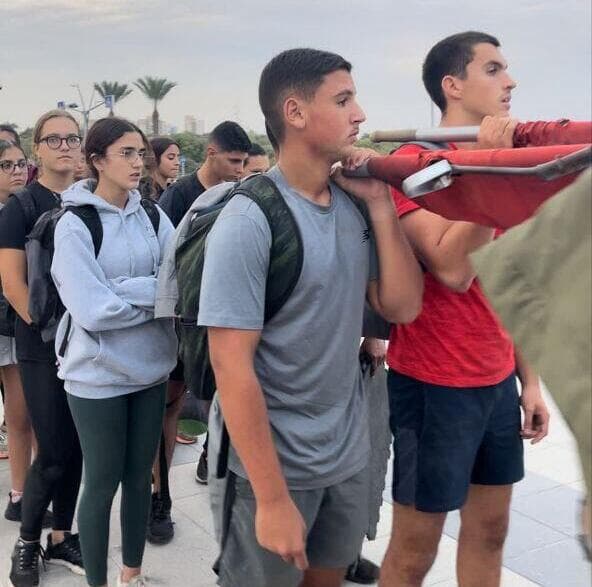 טל קרן ז"ל נושא את האלונקה בפעילות קבוצת ISO כושר קרבי