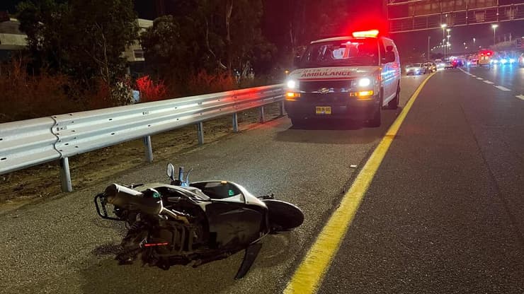 זירת התאונה בכביש 431 ליד ראשון לציון (צילום: תיעוד מבצעי מד"א) זירת התאונה בכביש 431 ליד ראשון לציון