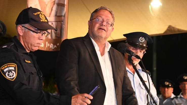 איתמר בן גביר, השר לביטחון לאומי  בהלווייתו של רס"מ אדיר קדוש ז"ל שנהרג בפיגוע הירי בכביש 4
