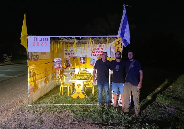 מימין לשמאל: אופיר עוקב, יוזם "סוכת החטופים"; עידו פלוס, מנהל פרויקט "הניצנים של אופיר"; וציון רגב, מנהל הקהילה של כפר עזה