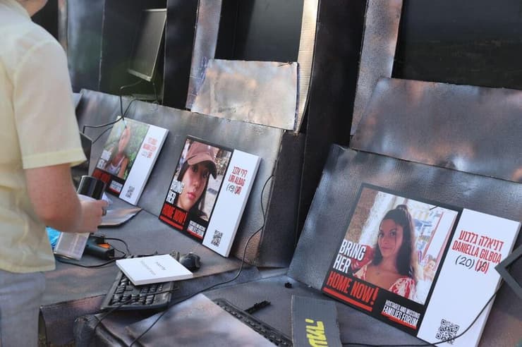 אירוע בכיכר החטופים של שחזור החמ״ל של התצפיתניות מנחל עוז